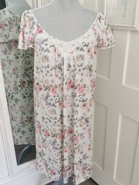 Vintage Vanity Fair Floral Cottagecore Romantic Delicate Nightgown. Size S